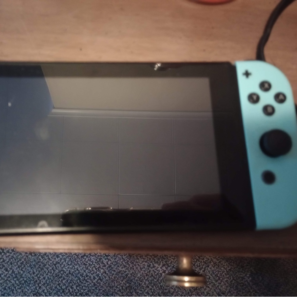 Nintendo Switch - Picture 2 of 3